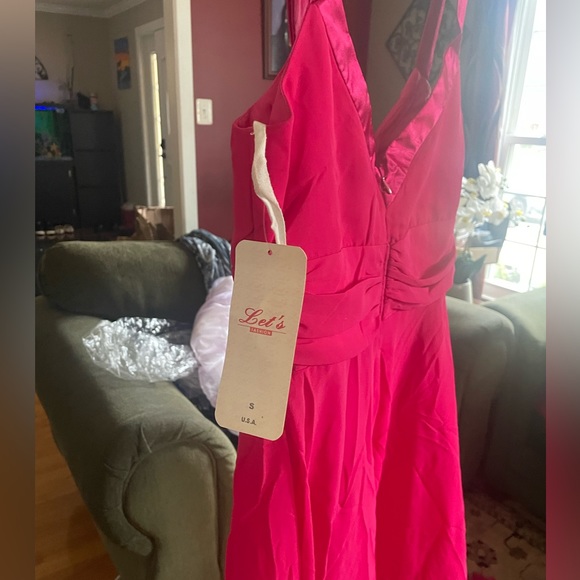 Beautiful semi formal dress for evening wear in fushia color - Picture 2 of 2